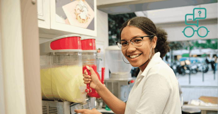 Chica vendiendo limonada